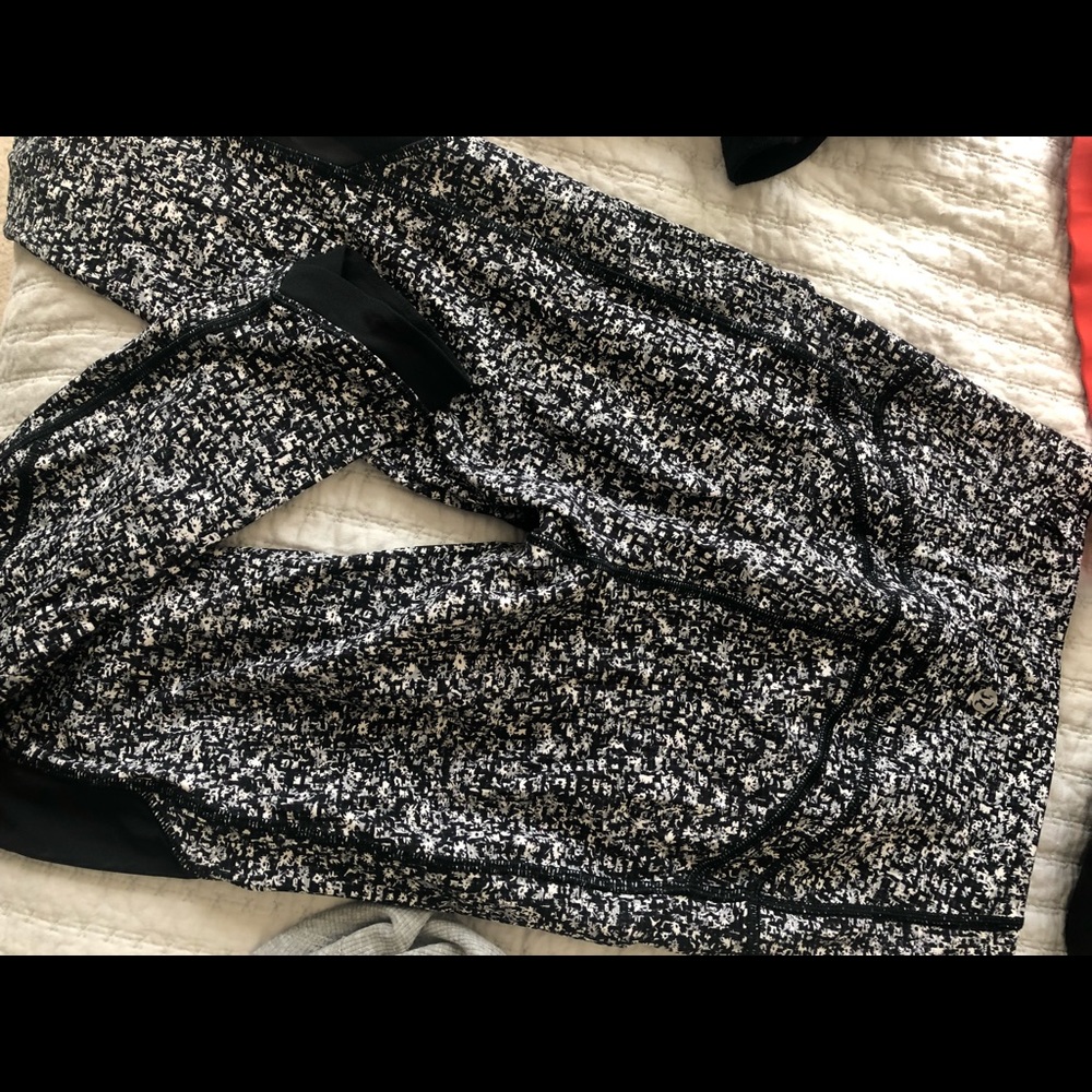 Lululemon patterned leggings with mesh details - Picture 2 of 2